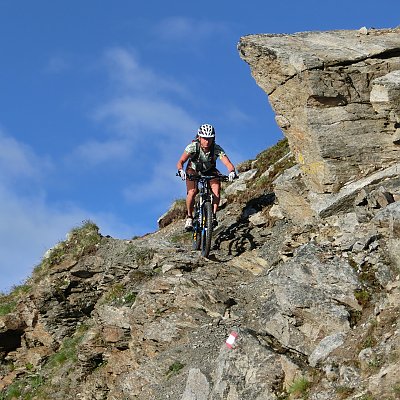Biken im steilen und steinigen Gelände des Vinschgau