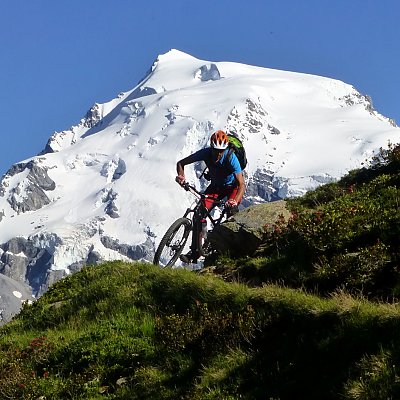 Biken am Gletscher Ortler, dem höchsten Berg Südtirols