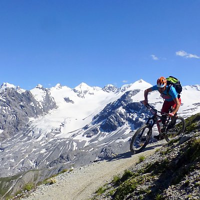 Kaiserjägertrails Bikefoto mit Bergkulisse